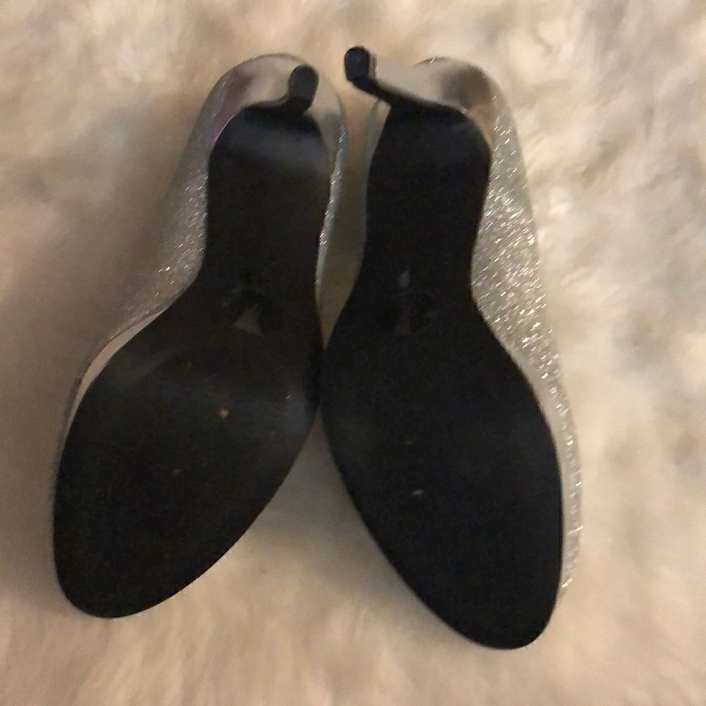 🔥5th Ave stunning, sexy silver glitter high heels. With trim . Very sexy - Picture 4 of 6